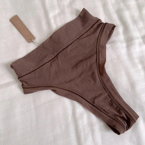 SKIMS Summer Mesh Thong - Picture 2 of 4